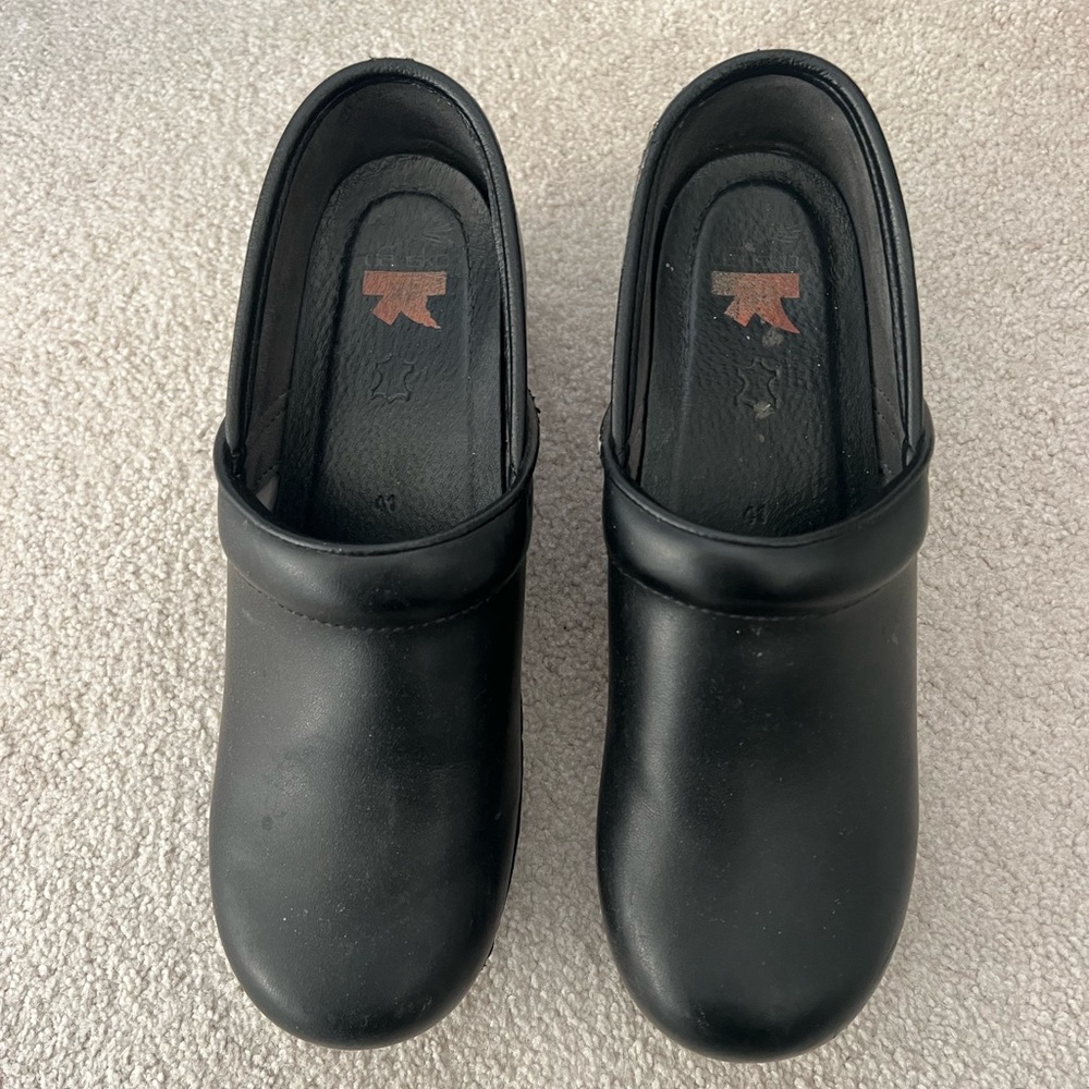 Dansko women’s black clogs